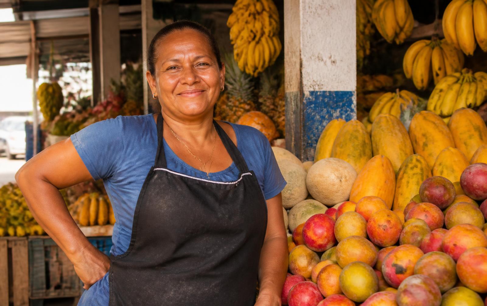 Una comerciante del mercado de Santa Marta junto a su puesto de frutas